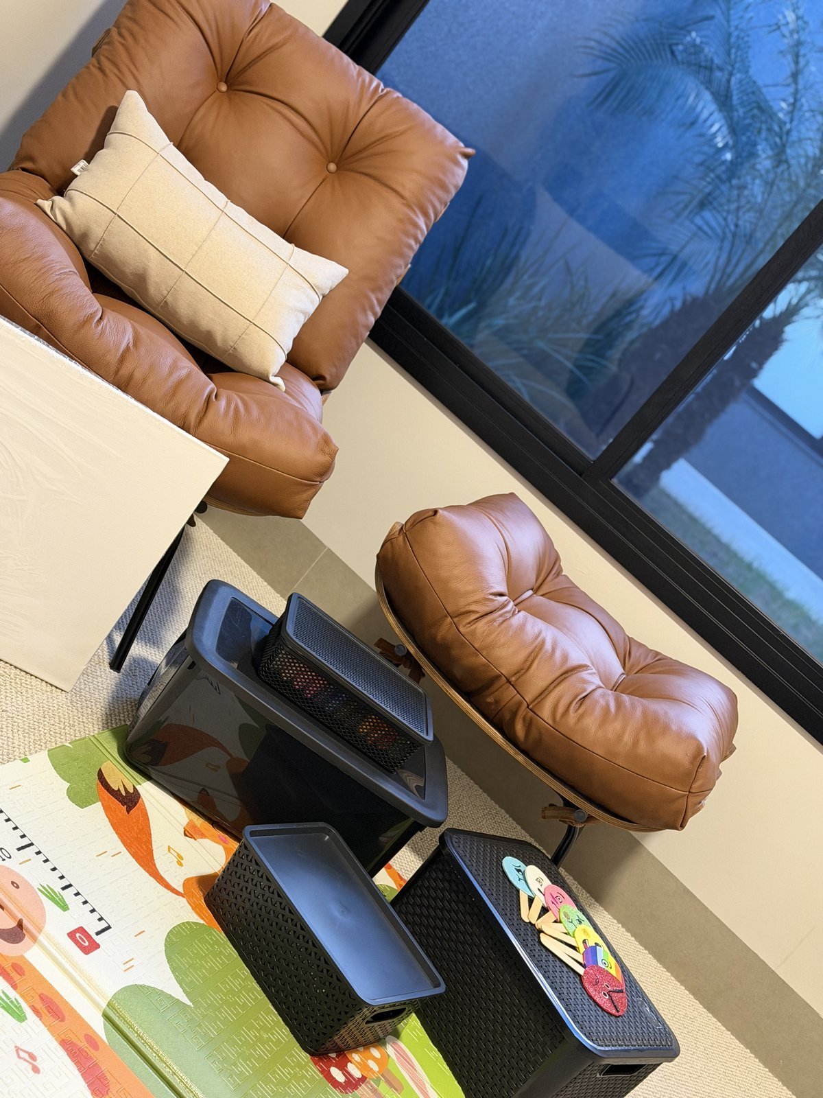 Detalhe do consultório com brinquedos e materiais lúdicos para atendimento infantil